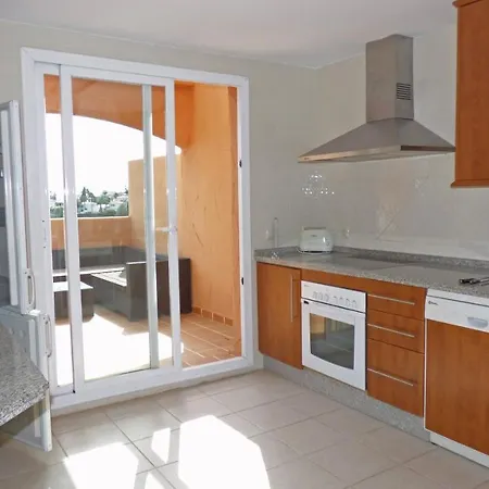 R25 Modern Bright 2 Bedroom *