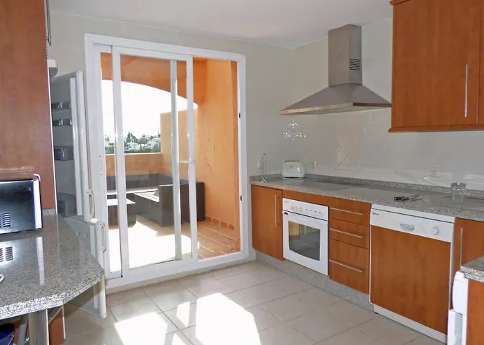 R25 Modern Bright 2 Bedroom *